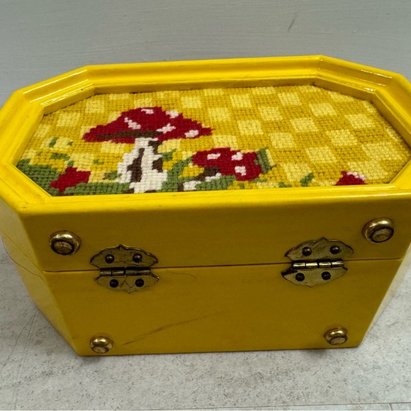 Vintage wooden purse embroidered crewel mushrooms retro mod funky - Picture 8 of 12